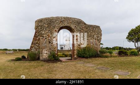 Links von der St. Edmund`s Kapelle mit dem alten Leuchtturm, der durch das gewölbte Tor gesehen wurde, aufgenommen am 11.. Juli 2022. Stockfoto